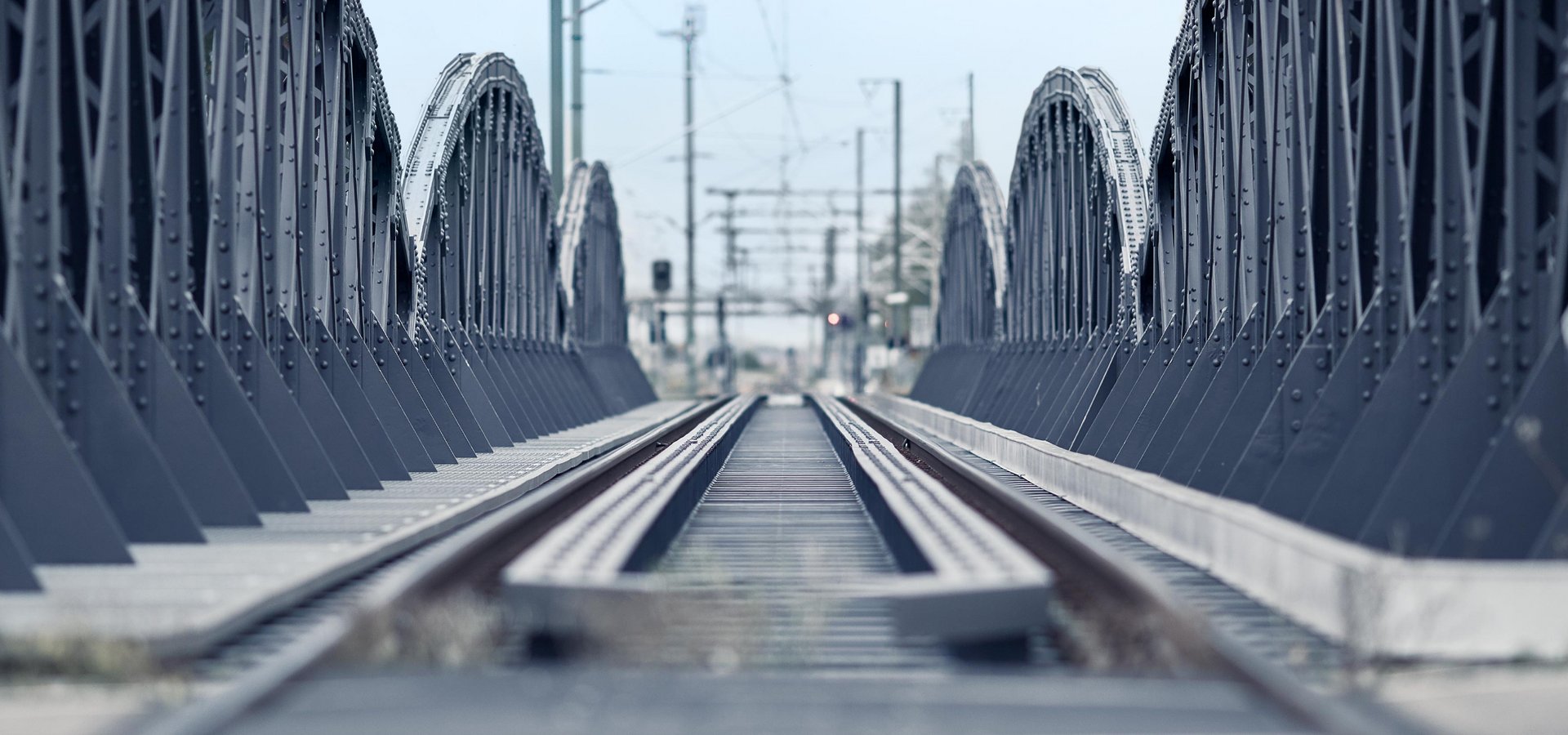 Eisenbahnbrücke in Fluchtperspektive